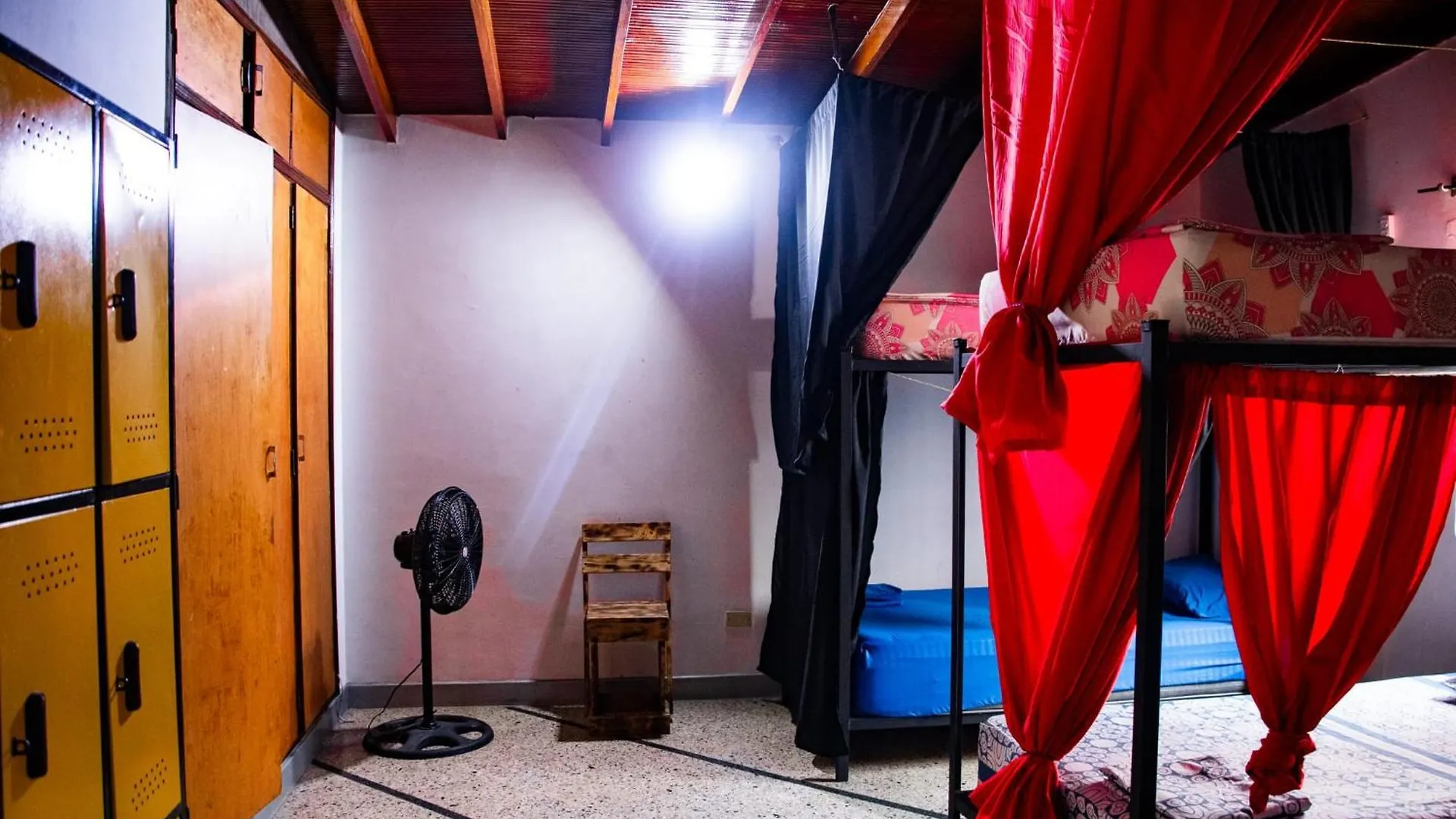 ゲストハウス Casa Almarita - Hostal, Bar Y Restaurante メデジン